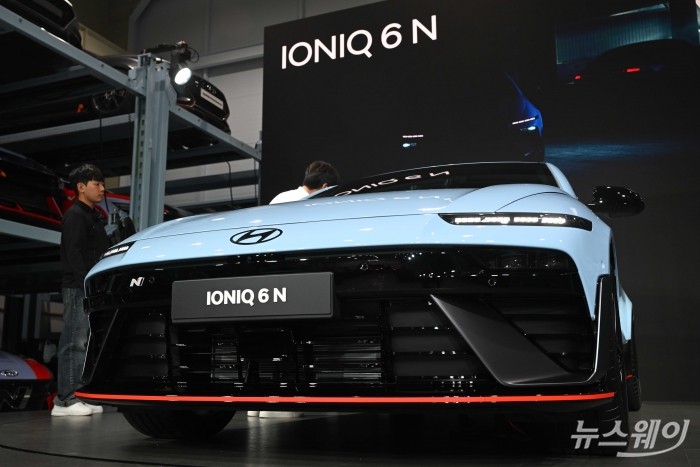 현대자동차가 9일 오전 경기 의왕시 N 아카이브에서 '아이오닉 6 N(아이오닉 식스 엔)'을 공개를 하고 있다. 사진=강민석 기자 kms@newsway.co.kr