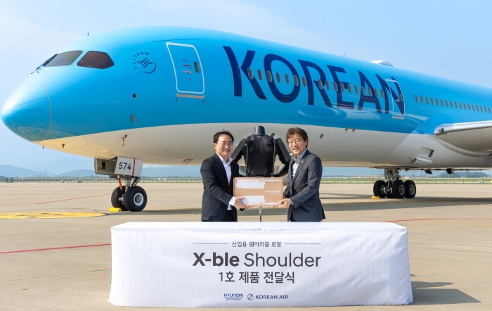현대차·기아 로보틱스랩 현동진 상무(왼쪽)와 대한항공 항공우주사업본부 정현보 상무(오른쪽) 가 엑스블 숄더 1호 전달식 후 기념사진을 촬영하고 있다. 사진=현대차그룹 제공