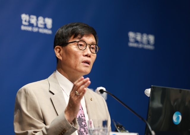 이창용 총재 "집값 임계 수준···상승 계속되면 젊은층 절망"