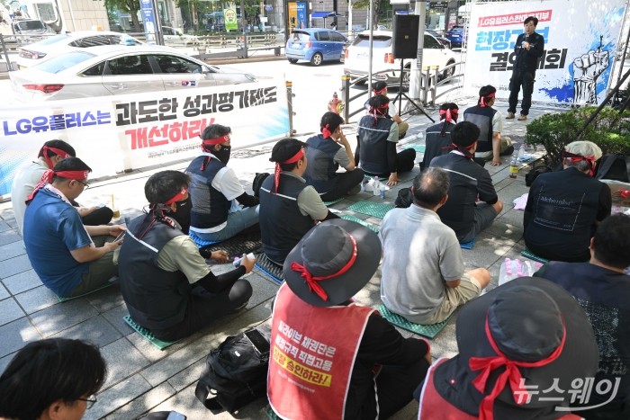 변희영 공공운수노조 부위원장이 10일 오후 서울 용산구 LG유플러스 용산사옥 앞에서 열린 희망연대본부 LG유플러스 한마음지부의 현장간부 결의대회에서 발언을 하고 있다. 사진=강민석 기자 kms@newsway.co.kr