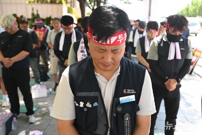 김석우 공공운수노조 희망연대본부 공동본부장을 비롯한 노조원들이 10일 오후 서울 용산구 LG유플러스 용산사옥 앞에서 열린 현장간부 결의대회에서 묵념을 하고 있다. 사진=강민석 기자 kms@newsway.co.kr