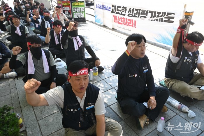 희망연대본부 LG유플러스 한마음지부 노조원들이 10일 오후 서울 용산구 LG유플러스 용산사옥 앞에서 열린 현장간부 결의대회에서 구호를 외치고 있다. 사진=강민석 기자 kms@newsway.co.kr