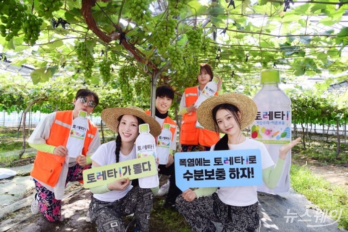 코카콜라사의 이온보충음료 '토레타'와 상명대학교 학생들이 지난 9일 경기 안성시 서운면에서 농촌 봉사활동을 통해 때 이른 무더위 속 여름철 수분 보충의 중요성을 알리고 있다. 사진=코카콜라