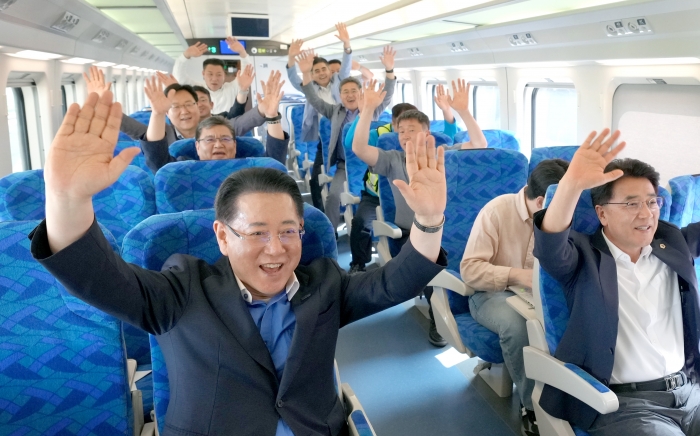 김영록 전라남도지사가 10일 오는 9월 개통 예정인 전남 남해선 '목포~보성' 구간의 영업시운전 열차 출발을 축하하며 관계자들과 환호하고 있다. '목포~보성' 구간은 목포 임성리~영암~해남~장흥~장동~신보성까지 이어지는 총연장 82.5㎞ 단선전철로 1조6천400억 원이 투입됐다.