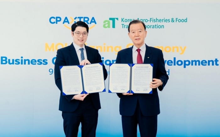 aT-CP AXTRA MOU 체결, 홍문표 aT 사장(오른쪽)과 타닛 찌야와논 CP AXTRA 최고사업책임자