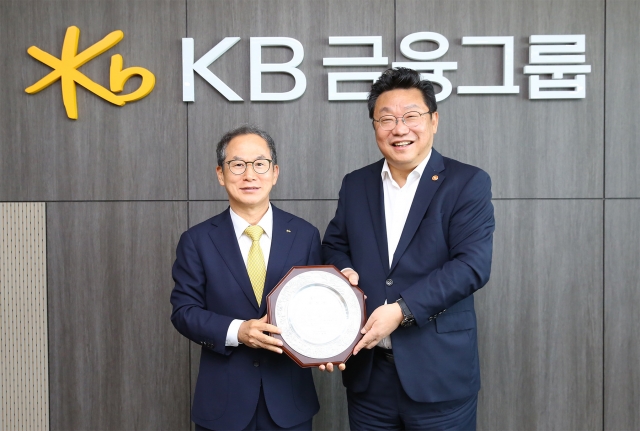 양종희 KB금융 회장, 저출생 극복 해결사로···기업문화 바꾸고 소상공인 지원