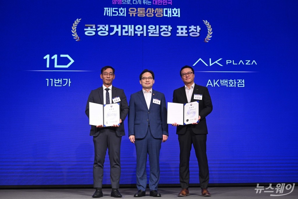  표창장 수상한 정지영 협회장과 박현수·이강용·김영훈·박익진 대표 등