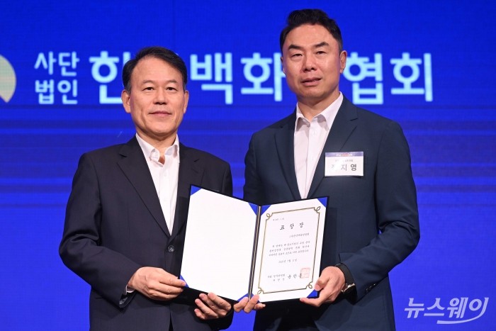 (왼쪽)윤한홍 국회 정무위원회 위원장이 11일 오전 서울 여의도 중소기업중앙회에서 열린 제5회 유통상생대회에서 정지영 한국백화점협회 회장에게 표창장을 수여한 뒤 기념촬영을 하고 있다. 사진=강민석 기자 kms@newsway.co.kr