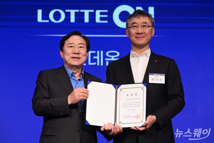 (왼쪽)김기문 중소기업중앙회 회장이 11일 오전 서울 여의도 중소기업중앙회에서 열린 제5회 유통상생대회에서 박익진 롯데온 대표이사에게 표창장을 수여한 뒤 기념촬영을 하고 있다. 사진=강민석 기자 kms@newsway.co.kr
