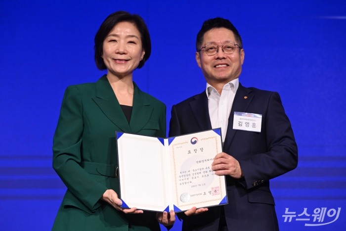 (왼쪽)오영주 중소벤처기업부 장관이 11일 오전 서울 여의도 중소기업중앙회에서 열린 제5회 유통상생대회에서 김영훈 갤러리아백화점 대표이사에게 표창장을 수여한 뒤 기념촬영을 하고 있다. 사진=강민석 기자 kms@newsway.co.kr