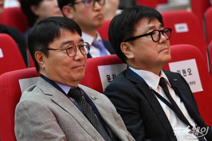 (오른쪽)윤길호 계룡건설사업 대표이사와 김정일 코오롱글로벌 대표이사가 11일 오후 서울 강남구 서울주택도시개발공사 사옥에서 열린 '출범식 및 비전 선포식'에 참석해 미소를 짓고 있다. 사진=강민석 기자 kms@newsway.co.kr