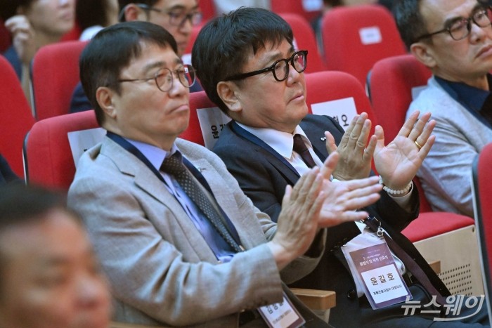 (오른쪽)윤길호 계룡건설사업 대표이사와 김정일 코오롱글로벌 대표이사가 11일 오후 서울 강남구 서울주택도시개발공사 사옥에서 열린 '출범식 및 비전 선포식'에 참석해 박수를 치고 있다. 사진=강민석 기자 kms@newsway.co.kr