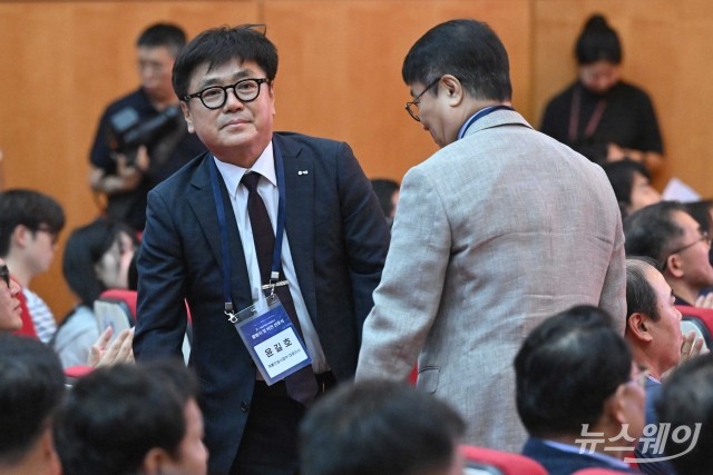 'SH  출범식' 참석해 미소짓는 윤길호·김정일 대표