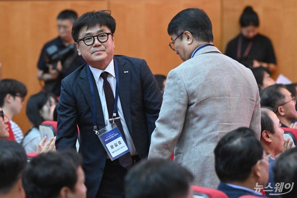 'SH  출범식' 참석해 미소짓는 윤길호·김정일 대표