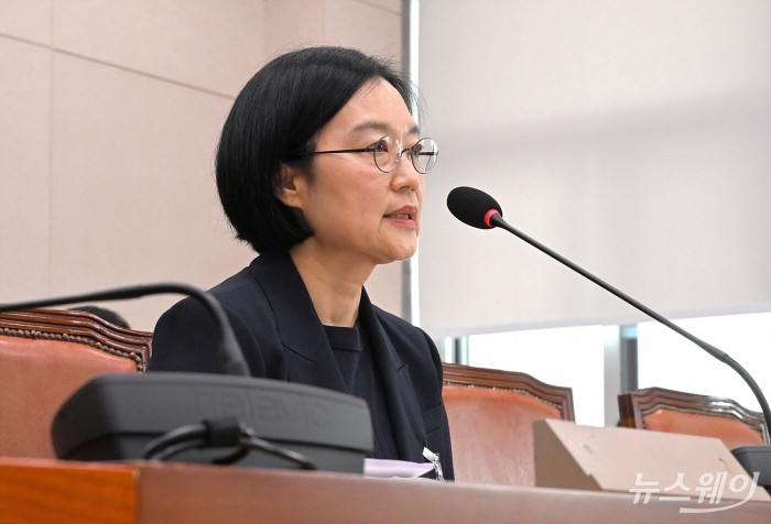 한성숙 중소벤처기업부 장관 후보자가 15일 오전 서울 여의도 국회에서 열린 산업통산자원중소벤처기업위원회의 인사청문회에 출석해 의원 질의에 답하고 있다. 사진=이수길 기자 Leo2004@newsway.co.kr