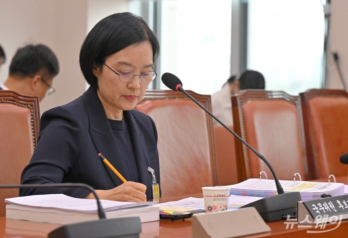 한성숙 중소벤처기업부 장관 후보자가 15일 오전 서울 여의도 국회에서 열린 산업통산자원중소벤처기업위원회의 인사청문회에 출석해 의원의 질의를 듣고 있다. 사진=이수길 기자 Leo2004@newsway.co.kr