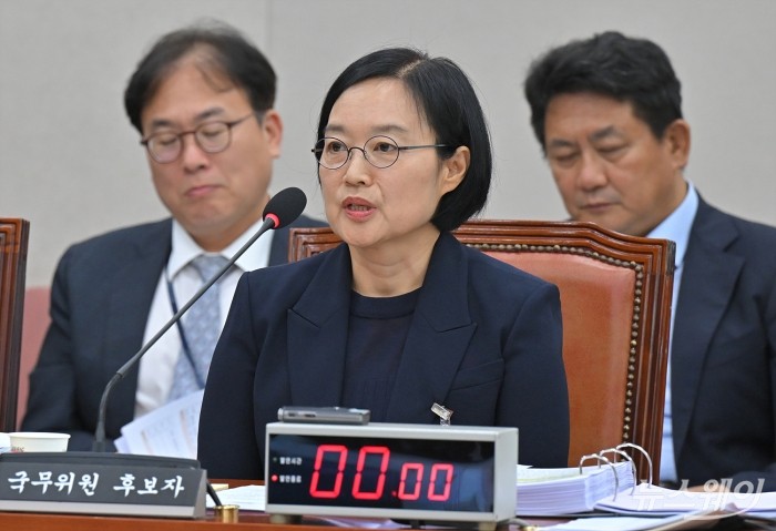 한성숙 중소벤처기업부 장관 후보자가 15일 오전 서울 여의도 국회에서 열린 산업통산자원중소벤처기업위원회의 인사청문회에 출석해 의원 질의에 답하고 있다. 사진=이수길 기자 Leo2004@newsway.co.kr