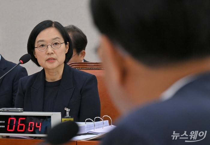 한성숙 중소벤처기업부 장관 후보자가 15일 오전 서울 여의도 국회에서 열린 산업통산자원중소벤처기업위원회의 인사청문회에 출석해 의원 질의에 답하고 있다. 사진=이수길 기자 Leo2004@newsway.co.kr