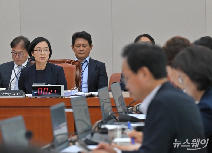 한성숙 중소벤처기업부 장관 후보자가 15일 오전 서울 여의도 국회에서 열린 산업통산자원중소벤처기업위원회의 인사청문회에 출석해 의원 질의에 답하고 있다. 사진=이수길 기자 Leo2004@newsway.co.kr