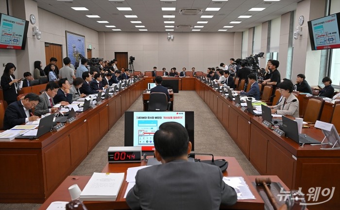 한성숙 중소벤처기업부 장관 후보자가 15일 오전 서울 여의도 국회에서 열린 산업통산자원중소벤처기업위원회의 인사청문회에 출석해 의원 질의에 답하고 있다. 사진=이수길 기자 Leo2004@newsway.co.kr