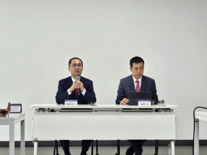 이정환 SK렌터카 대표이사(왼쪽)가 15일 충남 천안시에 위치한 SK렌터카 오토옥션에서 한국자동차기자협회와 인터뷰를 하고 있다. 사진=김다정 기자