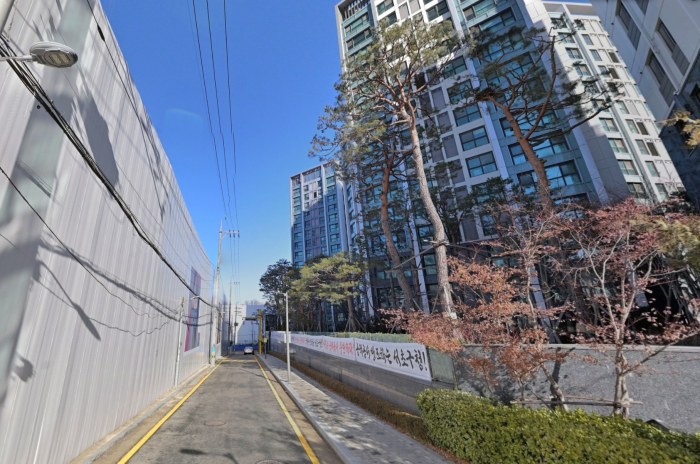 서울 서초구 방배아트자이(오른쪽)와 시공 중인 아크로리츠카운티(방배삼익 재건축단지) 스틸 방음벽. 사진=네이버 지도뷰