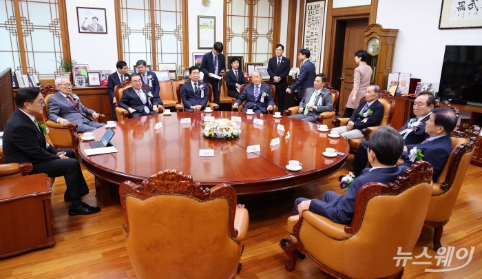 우원식 국회의장이 17일 국회에서 열린 제77주년 제헌절 경축식에 앞서 전직 국회의장과 원로, 제헌유족 등과 환담하고 있다. 사진=이수길 기자 Leo2004@newsway.co.kr