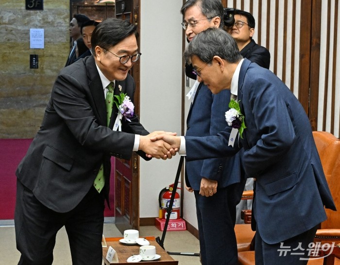우원식 국회의장이 17일 국회에서 열린 제77주년 제헌절 경축식에 앞서 노태악 중앙선거관리위원회 위원장과 인사를 나누고 있다. 사진=이수길 기자 Leo2004@newsway.co.kr