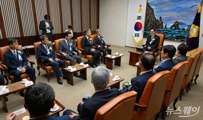 우원식 국회의장이 17일 국회에서 열린 제77주년 제헌절 경축식에 앞서 4부요인 및 감사원장, 여야 지도부 등과 환담하고 있다. 사진=이수길 기자 Leo2004@newsway.co.kr