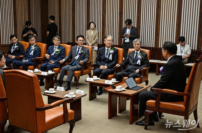 우원식 국회의장이 17일 국회에서 열린 제77주년 제헌절 경축식에 앞서 4부요인 및 감사원장, 여야 지도부 등과 환담하고 있다. 사진=이수길 기자 Leo2004@newsway.co.kr