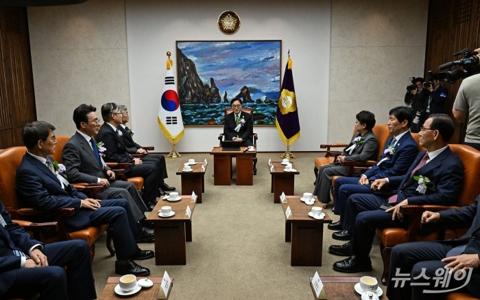 우원식 국회의장이 17일 국회에서 열린 제77주년 제헌절 경축식에 앞서 4부요인 및 감사원장, 여야 지도부 등과 환담하고 있다. 사진=이수길 기자 Leo2004@newsway.co.kr