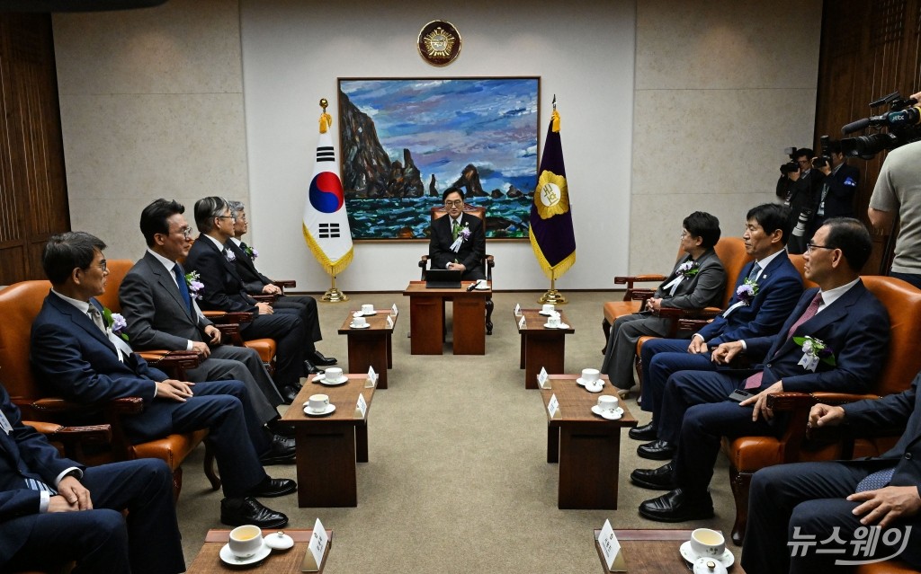 제77주년 제헌절 경축식 사전환담
