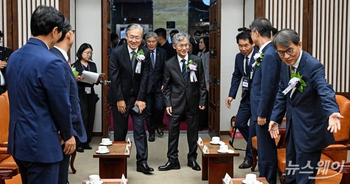 조희대 대법원장과 김형두 헌법재판소장 권한대행이 17일 국회에서 제77주년 제헌절 경축식에 앞서 열린 국회의장과의 사전환담에 참석하고 있다. 사진=이수길 기자 Leo2004@newsway.co.kr