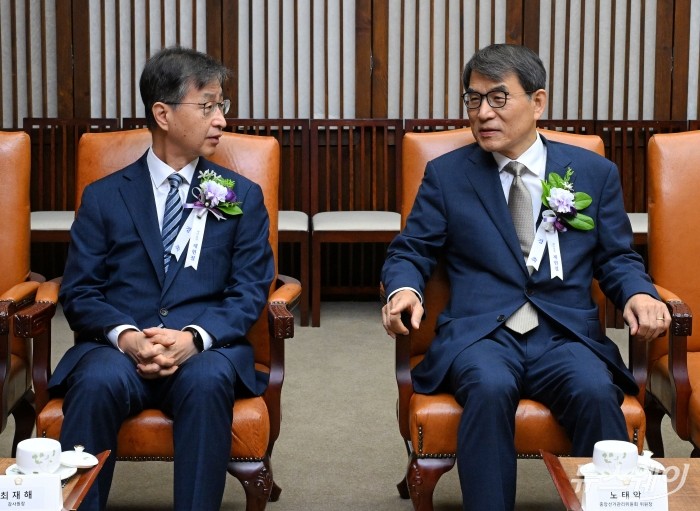 노태악 중앙선거관리위원회 위원장과 최재해 감사원장이 17일 국회에서 제77주년 제헌절 경축식에 앞서 열린 국회의장과의 사전환담에 참석해 이야기를 나누고 있다. 사진=이수길 기자 Leo2004@newsway.co.kr
