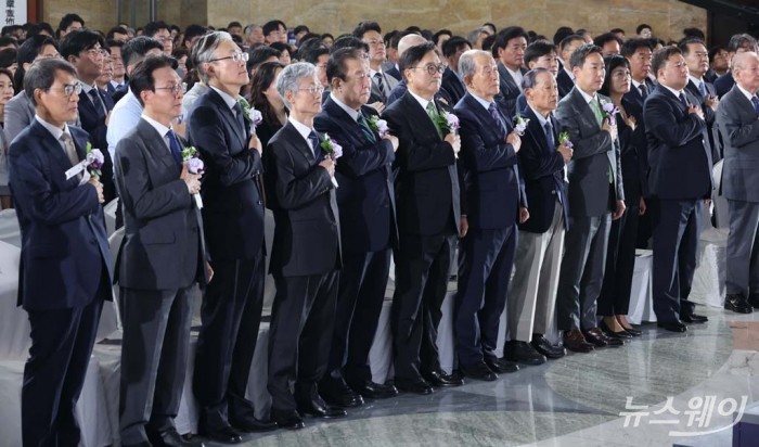 우원식 국회의장, 조희대 대법원장, 김형두 헌법재판소장 권한대행, 김민석 국무총리, 정대철 헌정회장을 비롯한 참석자들이 17일 서울 여의도 국회에서 열린 제77주년 제헌절 기념식에서 국민의례를 하고 있다. 사진=이수길 기자 Leo2004@newsway.co.kr