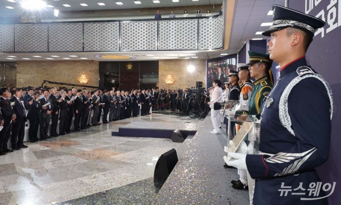 우원식 국회의장을 비롯한 참석자들이 7일 서울 여의도 국회에서 열린 제77주년 제헌절 경축식에서 제헌절 노래를 제창하고 있다. 사진=이수길 기자 Leo2004@newsway.co.kr