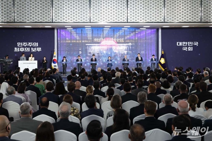 국회 원내정당 대표 의원들이 17일 서울 여의도 국회에서 열린 제77주년 제헌절 기념식에서 제헌헌법 전문을 낭독하고 있다. 왼쪽부터 용혜인 기본소득당 대표, 윤종오 진보당 원내대표, 박충권 국민의힘 의원, 백승아 더불어민주당 의원, 서왕진 조국혁신당 원내대표, 천하람 개혁신당 원내대표, 한창민 사회민주당 대표. 사진=이수길 기자 Leo2004@newsway.co.kr
