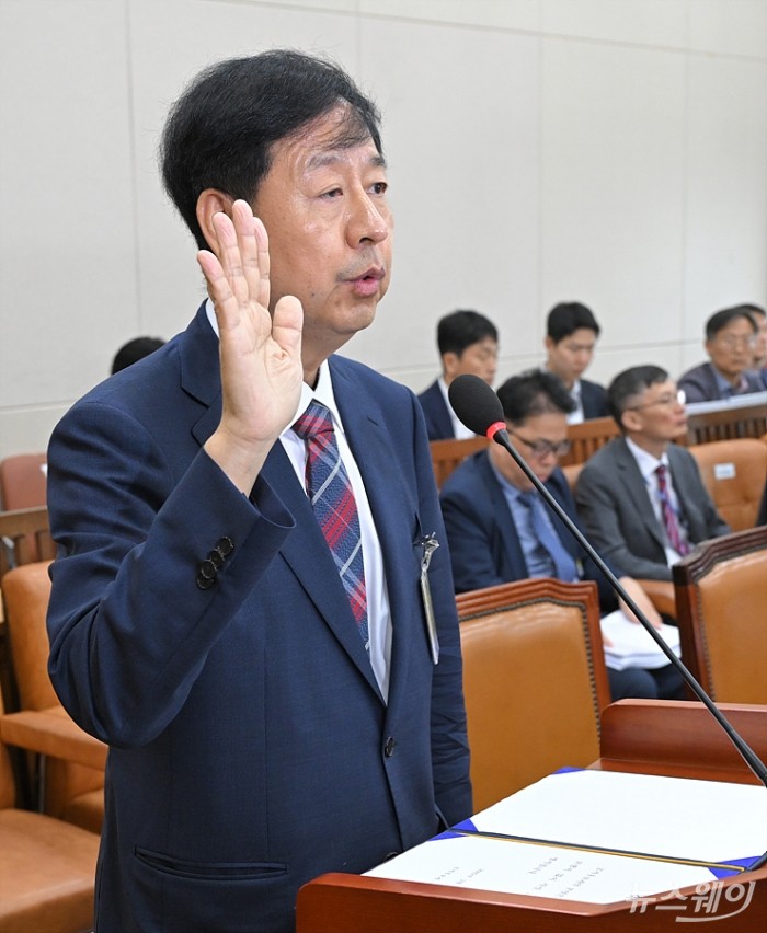 구윤철 경제부총리 겸 기획재정부 장관 후보자가 17일 서울 여의도 국회 기획재정위원회에서 열린 인사청문회에서 선서를 하고 있다. 사진=이수길 기자 Leo2004@newsway.co.kr