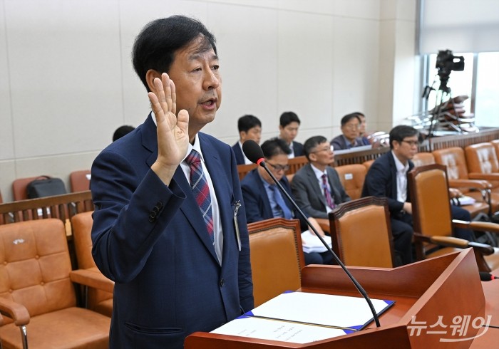 구윤철 경제부총리 겸 기획재정부 장관 후보자가 17일 서울 여의도 국회 기획재정위원회에서 열린 인사청문회에서 선서를 하고 있다. 사진=이수길 기자 Leo2004@newsway.co.kr