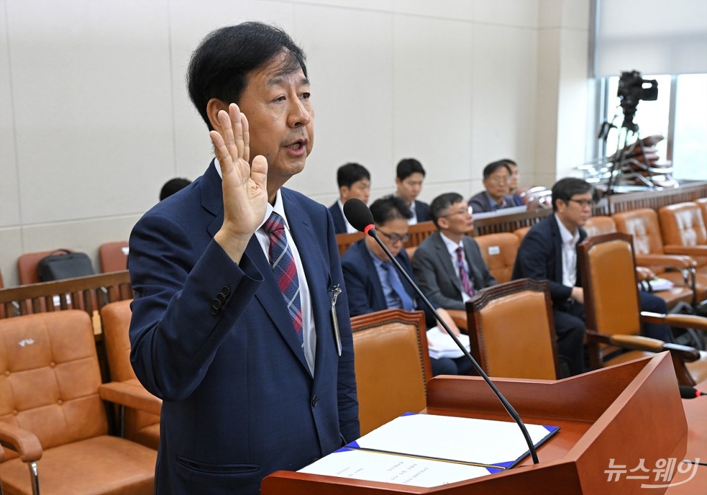 선서하는 구윤철 경제부총리 겸 기획재정부 장관 후보자