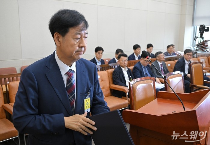 구윤철 경제부총리 겸 기획재정부 장관 후보자가 17일 서울 여의도 국회 기획재정위원회에서 열린 인사청문회에서 선서를 마치고 선서문을 제출하기 위해 이동하고 있다. 사진=이수길 기자 Leo2004@newsway.co.kr