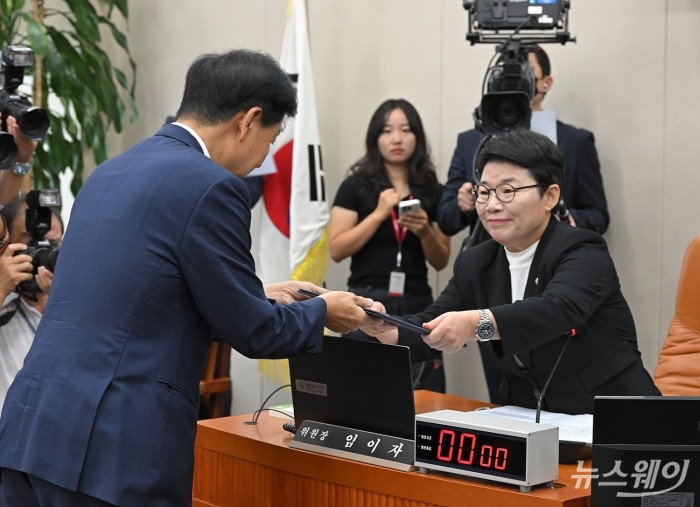 구윤철 경제부총리 겸 기획재정부 장관 후보자가 17일 국회에서 열린 인사청문회에서 선서문을 전달하고 있다. 사진=이수길 기자 Leo2004@newsway.co.kr