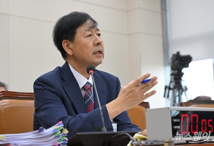 구윤철 경제부총리 겸 기획재정부 장관 후보자가 17일 서울 여의도 국회 기획재정위원회에서 열린 인사청문회에서 의원 질의에 답변하고 있다. 사진=이수길 기자 Leo2004@newsway.co.kr