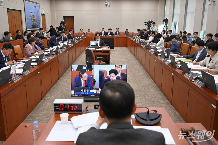김정관 산업통상자원부 장관 후보자가 17일 오후 국회 산업통상자원중소벤처기업위원회 전체회의에서 열린 인사청문회에서 의원들의 질의에 답하고 있다. 사진=이수길 기자 Leo2004@newsway.co.kr