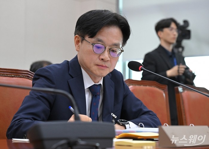 김정관 산업통상자원부 장관 후보자가 17일 오후 국회 산업통상자원중소벤처기업위원회 전체회의에서 열린 인사청문회에서 의원들의 질의를 듣고 있다. 사진=이수길 기자 Leo2004@newsway.co.kr