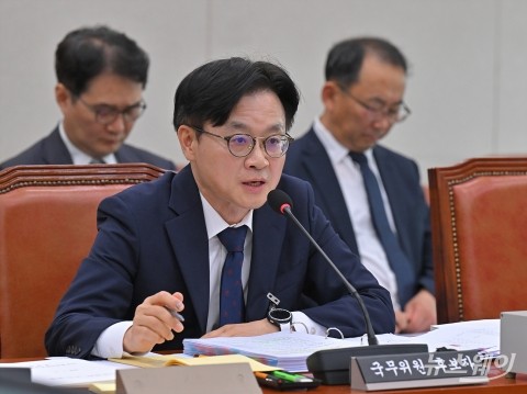 질의에 답변하는 김정관 산업통상자원부 장관 후보자