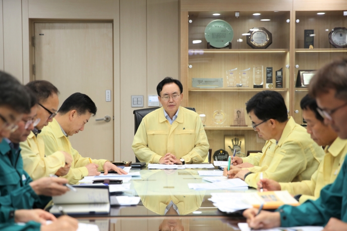 윤병태 시장이 긴급 비상대책 회의를 소집하고 피해 현황을 점검하고 있다.