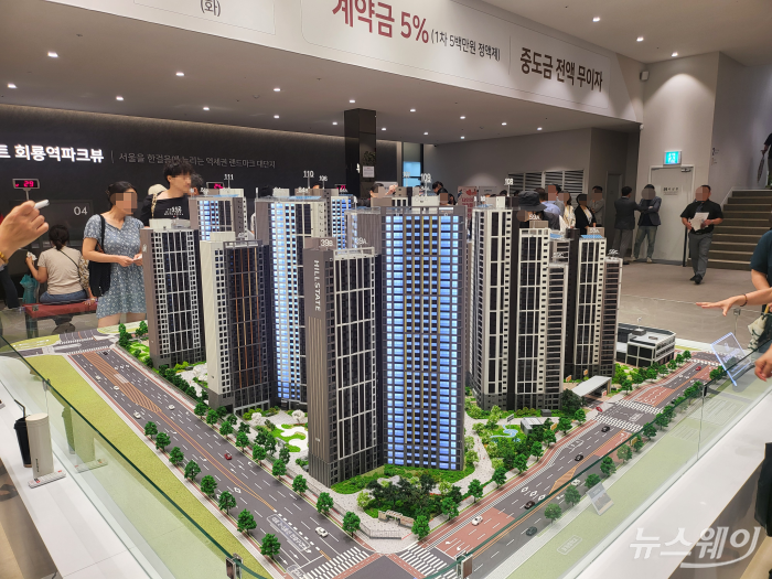 서울 의정부 '힐스테이트 회룡역파크뷰' 모델하우스 내 마련된 모형도. 사진=이재성 기자