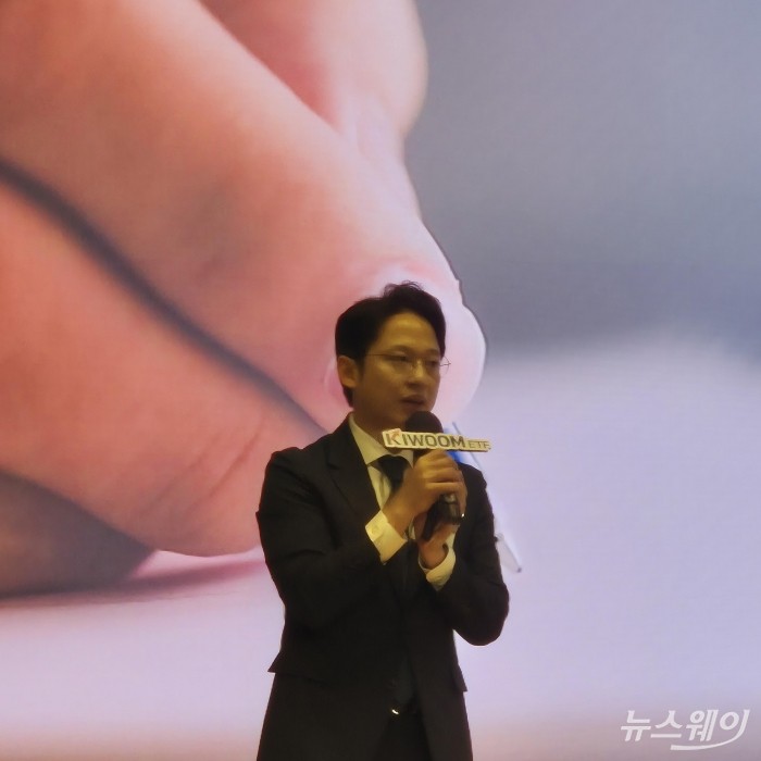 이경준 키움운용 ETF운용본부장이 21일 오전 서울 여의도 TP타워에서 기자간담회를 열고 KIWOOM 미국테크100월간목표헤지액티브 ETF를 설명하고 있다. 사진=유선희 기자