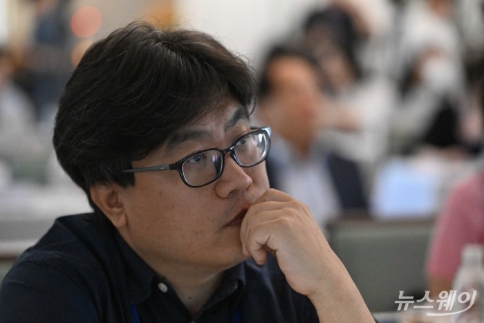 진근우 현대바이오 대표가 21일 오전 서울 중구 정동1928 아트센터에서 열린 페니트리움 연구결과 발표회에 참석해 김수정 현대ADM바이오 연구소장의 '췌장암 환자 유래 암 오가노이드/CAF 공배양 시스템 Penetrium 항암 효과' 주제 발표를 경청하고 있다. 사진=강민석 기자 kms@newsway.co.kr